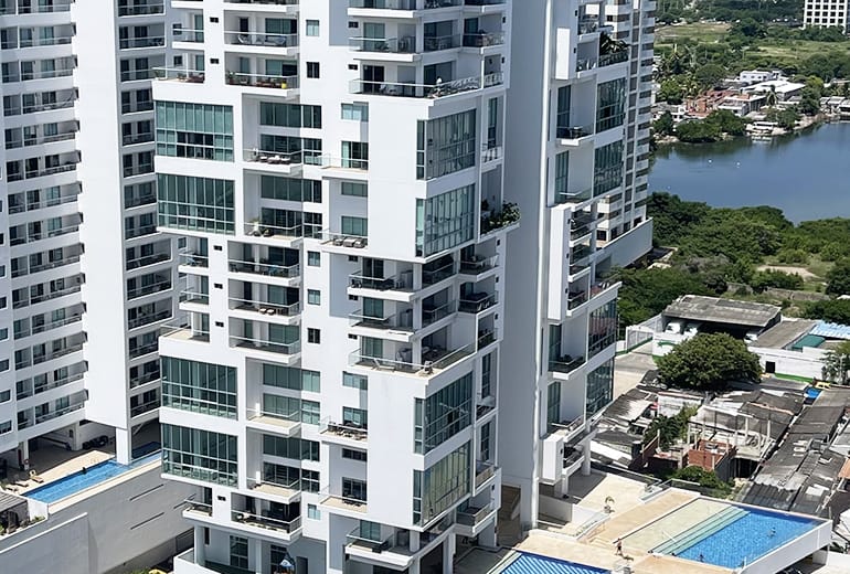 Vista aérea del Condominio Montú con piscinas
